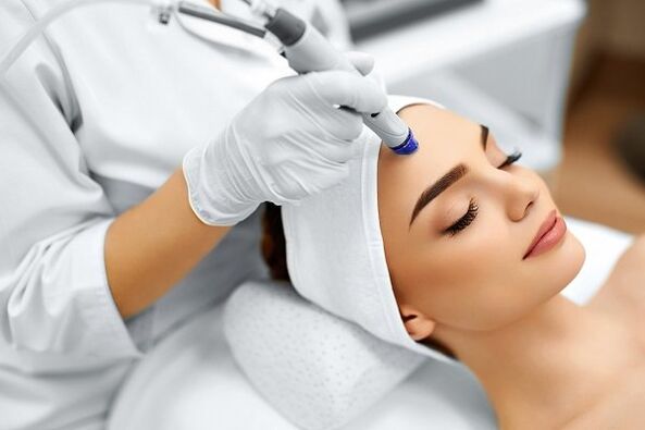 The girl is carried out by the rejuvenation procedure